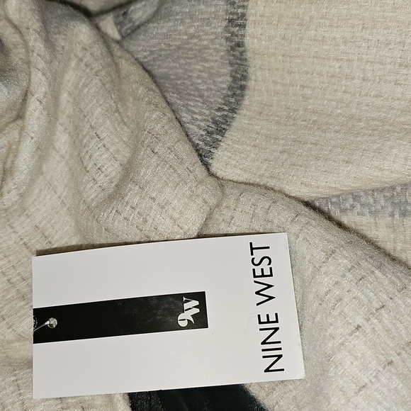 VERY SOFT Poncho O/S Ivory and Lt Gray - Picture 4 of 4